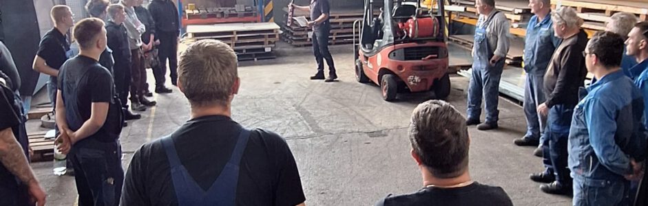 SICHERHEIT AM ARBEITSPLATZ: KRAN- UND GABELSTAPLERSCHULUNG FÜR MITARBEITER UND AUSZUBILDENDE ERFOLGREICH DURCHGEFÜHRT