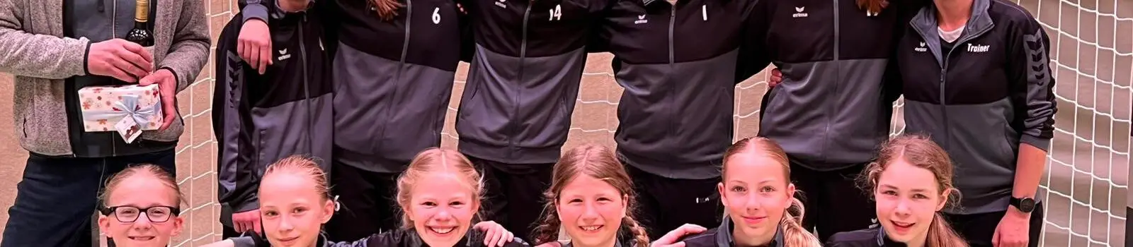 SPONSORING TSV BRUNSBÜTTEL – WEIBLICHE D-HANDBALL-JUGEND: NEUE TRAININGSANZÜGE