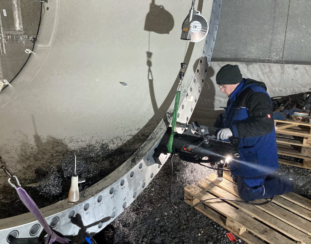 Baustelle vor Ort: Aufbohren des Turmflansches