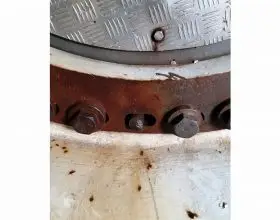 damage on old installation - demolished bolt during ongoing operation